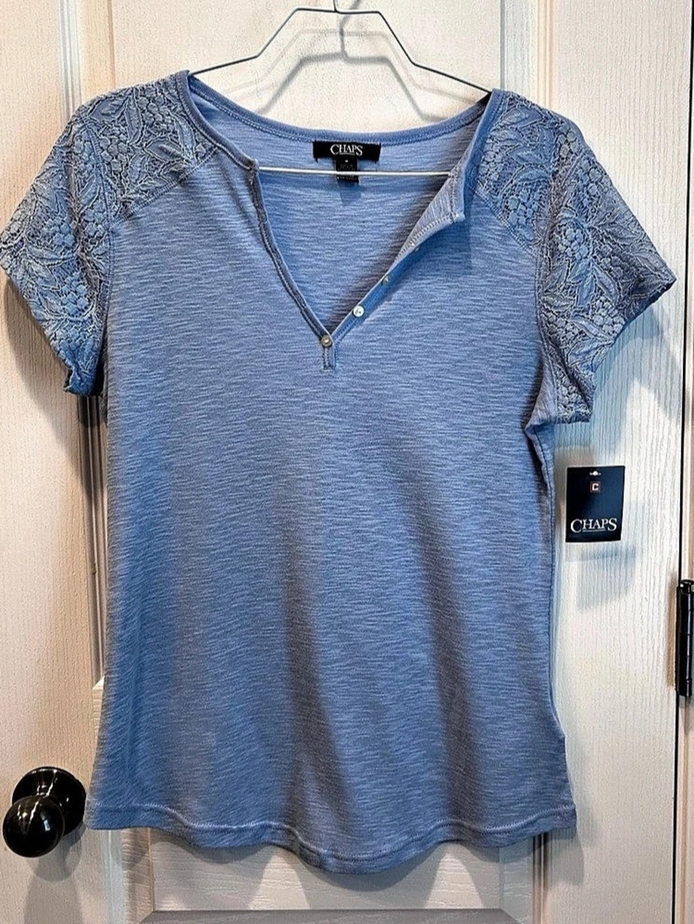 NWT Chaps Women’s Sky Blue V-Neck Knit Lace Accent Short Sleeve T-Shirt Size M